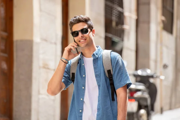 Atraktivní Mladý Muž Stál Venku Evropském Městě Mluvit Mobilním Telefonu — Stock fotografie