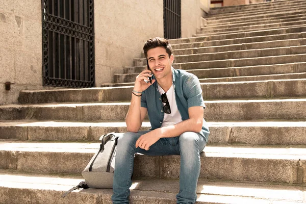 Jovem Atraente Sentado Nas Escadas Livre Falando Celular Parecendo Feliz — Fotografia de Stock