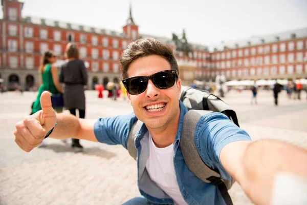 Attraente Turista Ispanico Maschio Divertirsi Felice Eccitato Scattare Selfie Con — Foto Stock