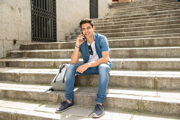 Jovem Atraente Sentado Nas Escadas Livre Falando Celular Parecendo Feliz — Fotografia de Stock