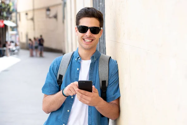 Venkovní Snímek Mladého Muže Studenta Džíny Denim Oblečení Stojící Ulici — Stock fotografie