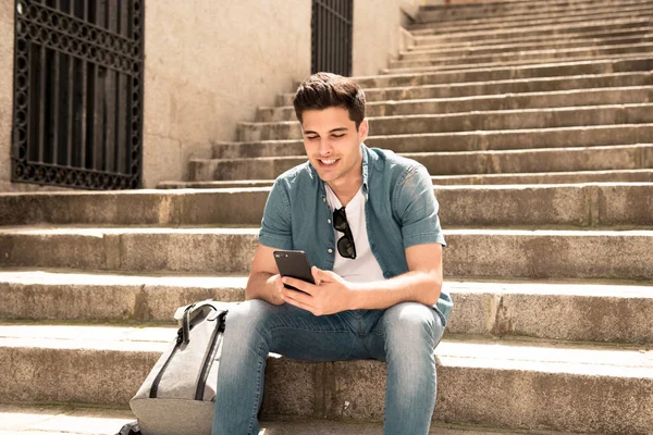 Joven Estudiante Varón Feliz Vaqueros Ropa Mezclilla Sentado Las Escaleras — Foto de Stock