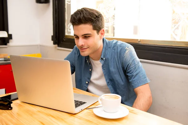 Портрет Молодого Латиноамериканца Ноутбуком Кафе Причинно Одетый Студент Работающий Компьютером — стоковое фото