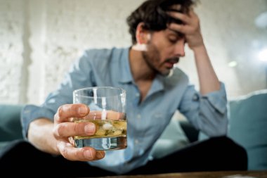 şişe ve bardak viski içme sarhoş alkollü lain iş adamı israf ve alkol kötüye kullanımı ve alkolizm kavram ev kanepe, üzgün depresif