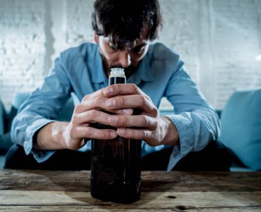 şişe ve bardak viski içme sarhoş alkollü lain iş adamı israf ve alkol kötüye kullanımı ve alkolizm kavram ev kanepe, üzgün depresif