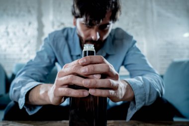 şişe ve bardak viski içme sarhoş alkollü lain iş adamı israf ve alkol kötüye kullanımı ve alkolizm kavram ev kanepe, üzgün depresif