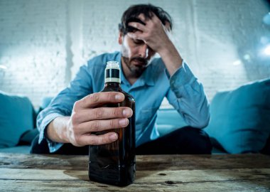 şişe ve bardak viski içme sarhoş alkollü lain iş adamı israf ve alkol kötüye kullanımı ve alkolizm kavram ev kanepe, üzgün depresif