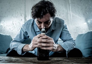 şişe ve bardak viski içme sarhoş alkollü lain iş adamı israf ve alkol kötüye kullanımı ve alkolizm kavram ev kanepe, üzgün depresif