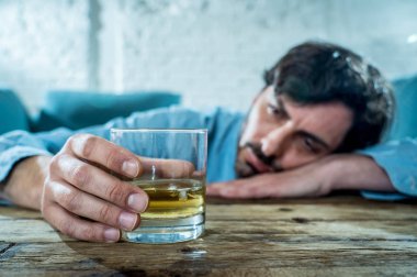 şişe ve bardak viski içme sarhoş alkollü lain iş adamı israf ve alkol kötüye kullanımı ve alkolizm kavram ev kanepe, üzgün depresif