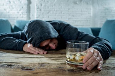 Sarhoş alkolik işsiz içme viski cam adam ve şişe alkol kötüye kullanımı ve alkolizm Konsept ev koltukta israf ve üzgün, depresif