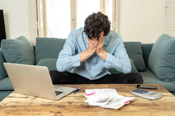 Ung Arg Och Orolig Man Arbetar Med Laptop Hemma Tittar — Stockfoto