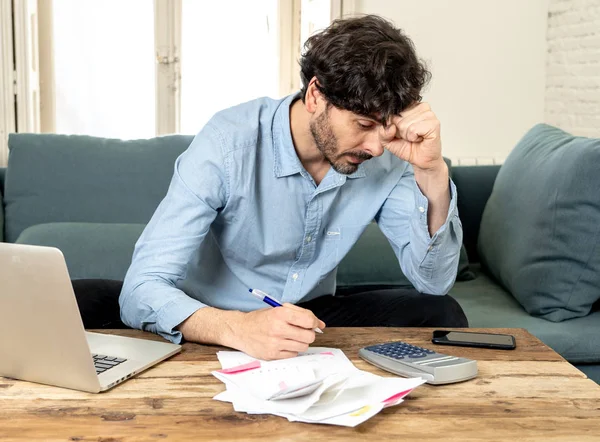 Junger Wütender Und Besorgter Mann Der Hause Mit Laptop Arbeitet — Stockfoto