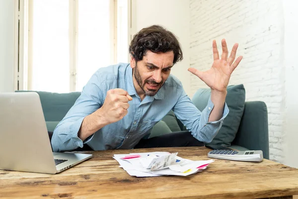 Jeune Homme Colère Inquiet Travaillant Avec Ordinateur Portable Maison Regardant — Photo