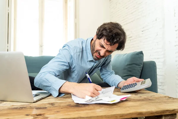 Jeune Homme Colère Inquiet Travaillant Avec Ordinateur Portable Maison Regardant — Photo