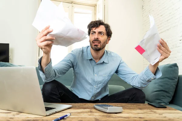 Ung Arg Och Orolig Man Arbetar Med Laptop Hemma Tittar — Stockfoto