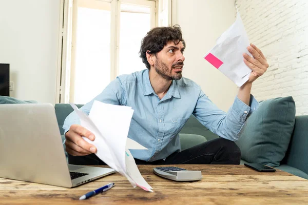 Junger Wütender Und Besorgter Mann Der Hause Mit Laptop Arbeitet — Stockfoto