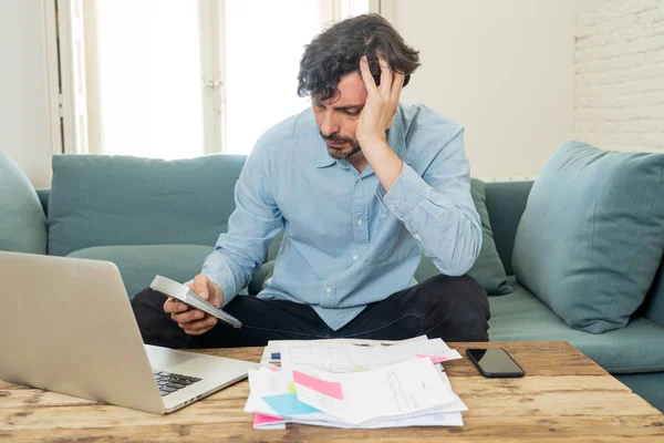 Ung Arg Och Orolig Man Arbetar Med Laptop Hemma Tittar — Stockfoto