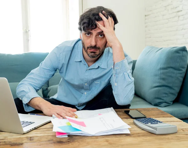 Jovem Irritado Preocupado Homem Que Trabalha Com Laptop Casa Olhando — Fotografia de Stock