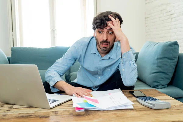 Junger Wütender Und Besorgter Mann Der Hause Mit Laptop Arbeitet — Stockfoto