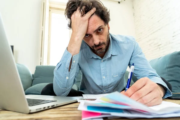 Junger Wütender Und Besorgter Mann Der Hause Mit Laptop Arbeitet — Stockfoto