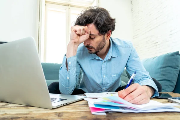 Boos Bezorgd Jongeman Werken Met Laptop Thuis Kijken Naar Facturen — Stockfoto