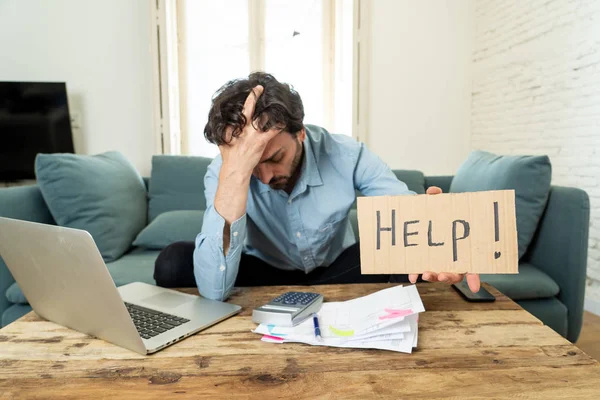 Boos Bezorgd Jongeman Werken Met Laptop Thuis Houden Een Help — Stockfoto