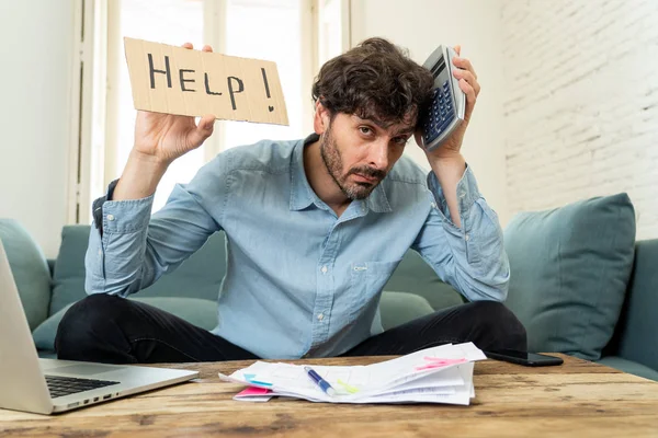 Junger Wütender Und Besorgter Mann Der Hause Mit Laptop Arbeitet — Stockfoto