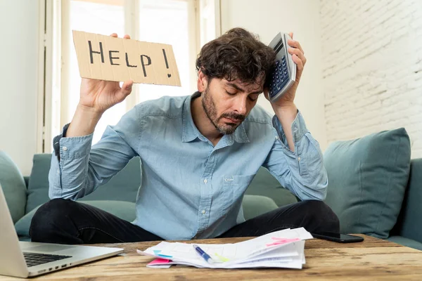 Junger Wütender Und Besorgter Mann Der Hause Mit Laptop Arbeitet — Stockfoto