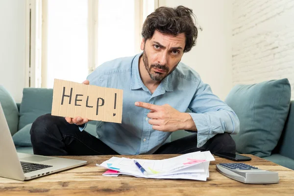 Junger Wütender Und Besorgter Mann Der Hause Mit Laptop Arbeitet — Stockfoto