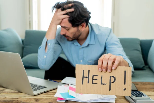 Junger Wütender Und Besorgter Mann Der Hause Mit Laptop Arbeitet — Stockfoto