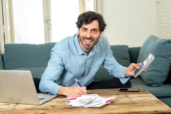 Homem Latino Atraente Feliz Calculando Finanças Domésticas Custos Contábeis Encargos — Fotografia de Stock