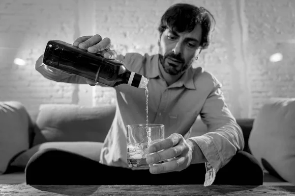 유리에서 위스키를 마시는 알코올 비즈니스 알코올 남용과 알코올 개념에서 소파에 — 스톡 사진