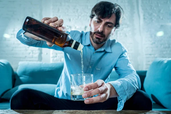 ボトルとガラスからウイスキーを飲んで酔ってアルコール レイン ビジネスマン落ち込んで無駄な家のソファではアルコールの乱用やアルコール依存症の概念で悲しい — ストック写真