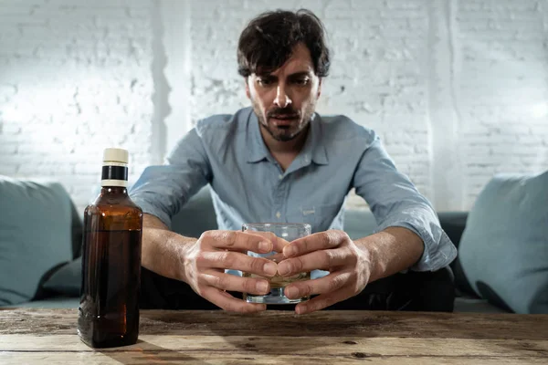 Μεθυσμένος Αλκοολούχα Βρέθηκε Επιχείρηση Άνθρωπος Πίνει Ουίσκι Από Μπουκάλι Και — Φωτογραφία Αρχείου