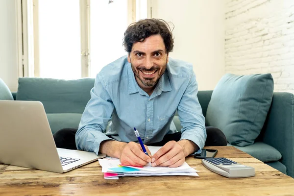 Homem Latino Atraente Feliz Calculando Finanças Domésticas Custos Contábeis Encargos — Fotografia de Stock