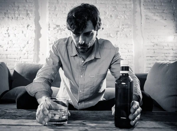 Betrunkener Alkoholiker Liegender Geschäftsmann Trinkt Whiskey Aus Der Flasche Und — Stockfoto