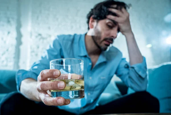 Whisky Drinken Uit Fles Glas Gedronken Alcoholische Lain Zakenman Depressief — Stockfoto