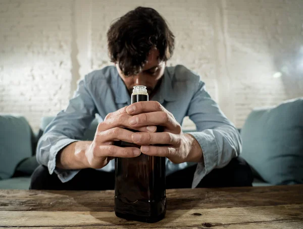 Betrunkener Alkoholiker Liegender Geschäftsmann Trinkt Whiskey Aus Der Flasche Und — Stockfoto