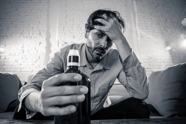 Opilý Alkoholické Lainperformed Obchodní Muž Pít Whiskey Láhve Sklo Depresi — Stock fotografie