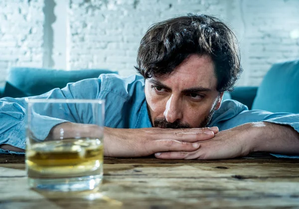 Borracho Alcohólico Lain Hombre Negocios Beber Whisky Botella Vidrio Deprimido —  Fotos de Stock