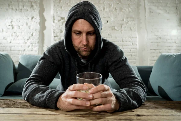 Borracho Alcohólico Desempleado Bebiendo Whisky Del Vaso Botella Deprimido Desperdiciado — Foto de Stock