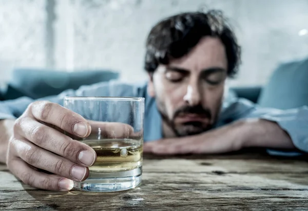 Betrunkener Alkoholiker Liegender Geschäftsmann Trinkt Whiskey Aus Der Flasche Und — Stockfoto