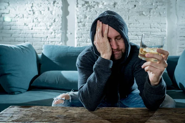 Alcoolique Ivre Chômeur Buvant Whisky Dans Verre Bouteille Déprimé Gaspillé — Photo