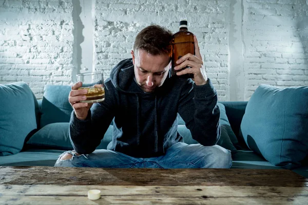 Betrunkener Alkoholischer Arbeitsloser Trinkt Whiskey Aus Glas Und Flasche Deprimiert — Stockfoto