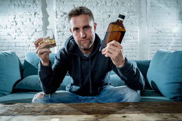 Μεθυσμένος Άνεργοι Αλκοολικός Άνδρας Πίνοντας Ουίσκι Από Γυαλί Και Μπουκάλι — Φωτογραφία Αρχείου