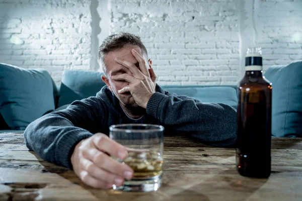 Ubriaco Alcolizzato Disoccupato Bere Whisky Dal Bicchiere Bottiglia Depresso Sprecato — Foto Stock