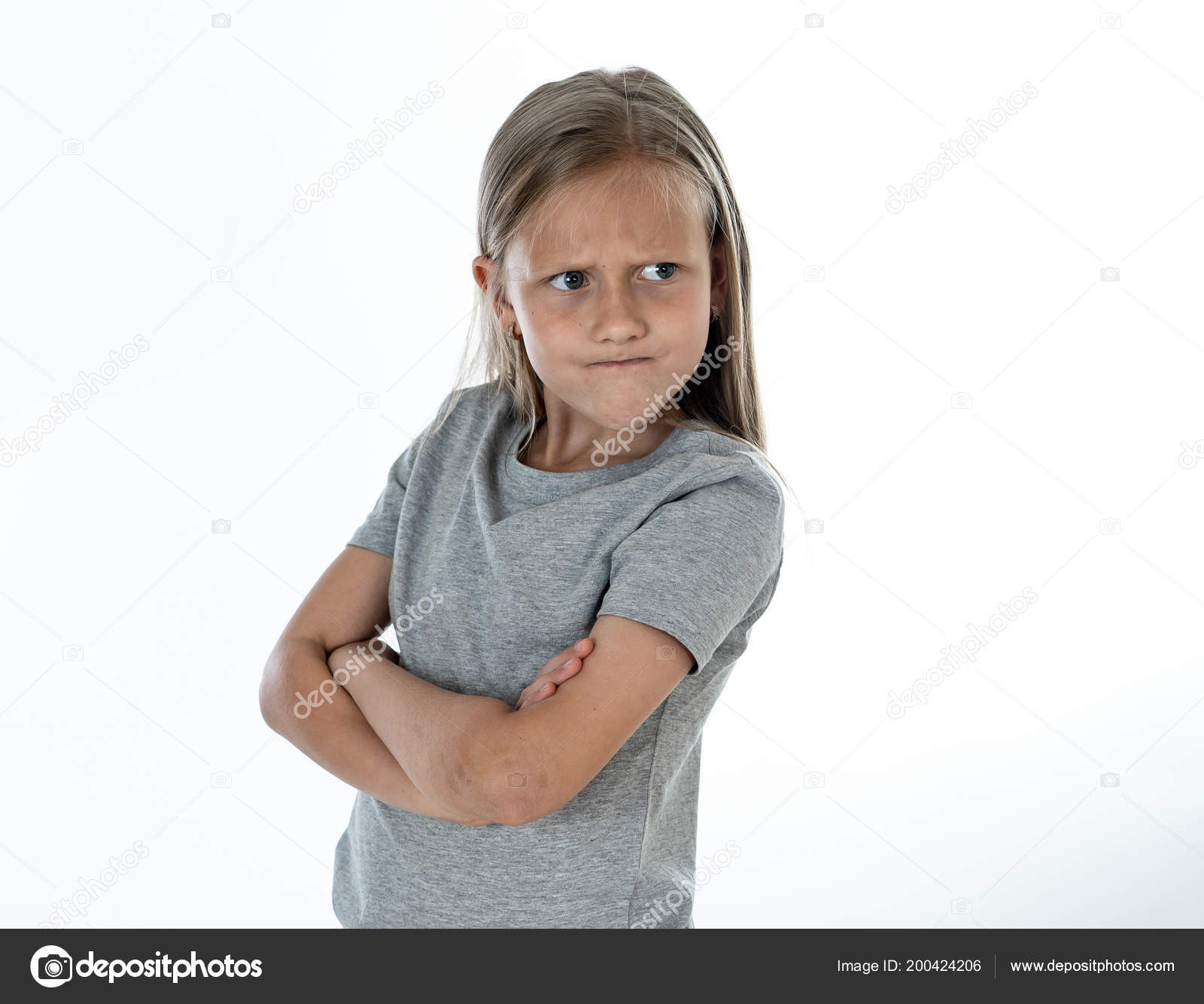 Ritratto Ragazzina Bionda Arrabbiata Triste Depressa Isolata Sfondo Bianco  Concetto — Foto stock di © sbartsmedia #200424206, image size:1600x1334