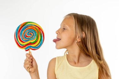 candy lolipop, mutlu kız büyük şeker lolipop yemek ile şirin mutlu çocuk. şeker ile sürpriz çocuk. izole üzerinde beyaz arka plan, stüdyo. Lolipop güzel küçük kız