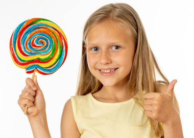 candy lolipop, mutlu kız büyük şeker lolipop yemek ile şirin mutlu çocuk. şeker ile sürpriz çocuk. izole üzerinde beyaz arka plan, stüdyo. Lolipop güzel küçük kız