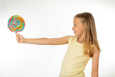 candy lolipop, mutlu kız büyük şeker lolipop yemek ile şirin mutlu çocuk. şeker ile sürpriz çocuk. izole üzerinde beyaz arka plan, stüdyo. Lolipop güzel küçük kız